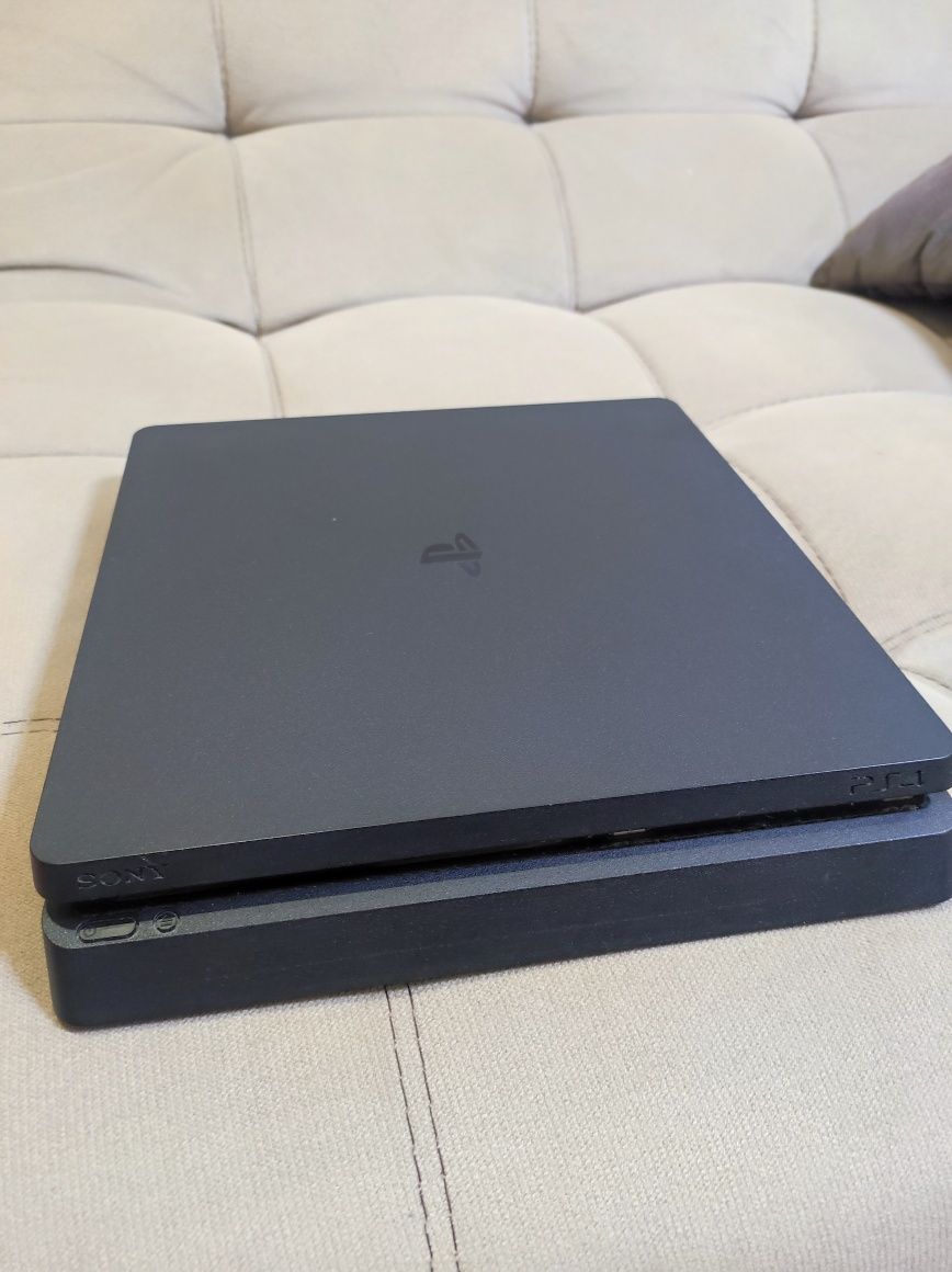 Sony PS4 в идеальном состоянии!