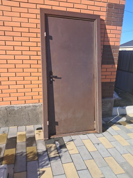 Двеии входные  маталическая