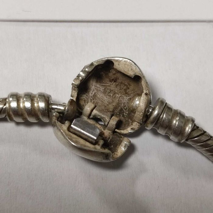 Сребърна гривна Pandora с шест талисмана 32.84гр.