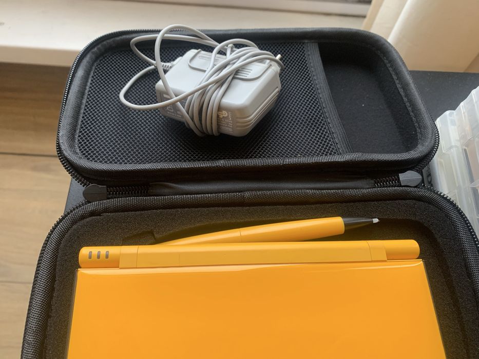 Nintendo DSi XL с много игри.