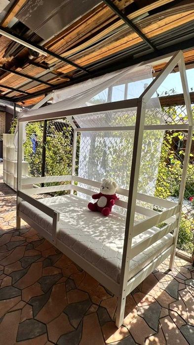 Продам кровать домик с матрасом