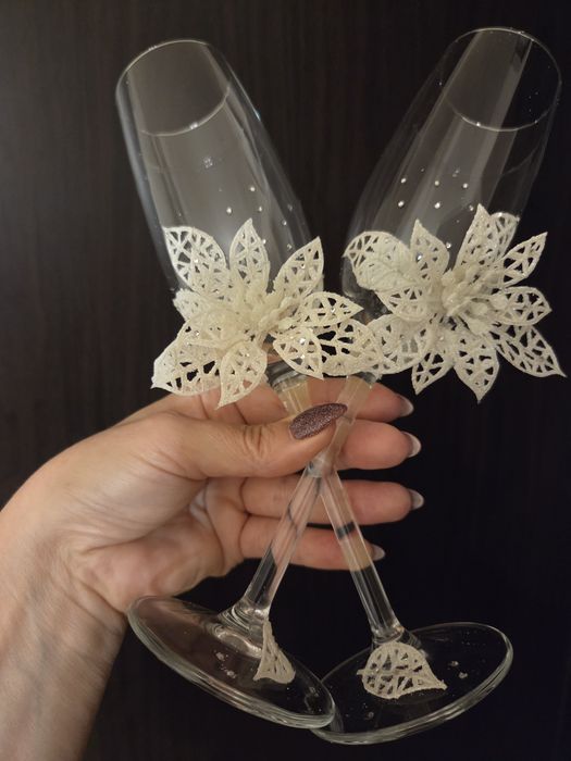 Сватбени чаши с изкуствено цвете и кристали Searovski