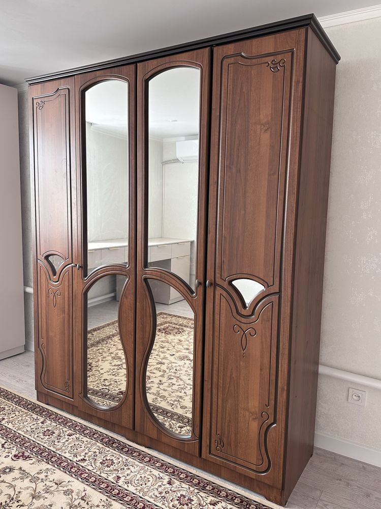 Продается шкаф (с зеркалом)