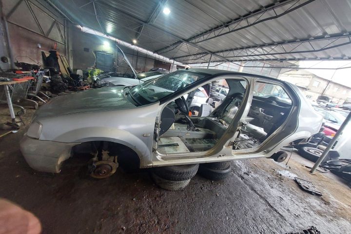 Lampa / Tripla stop stanga pe aripa Dacia Logan prima generatie