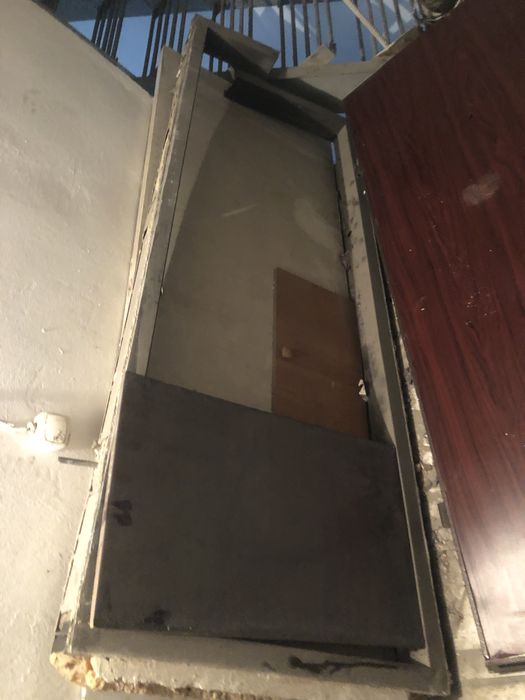 Выходной дверь железный