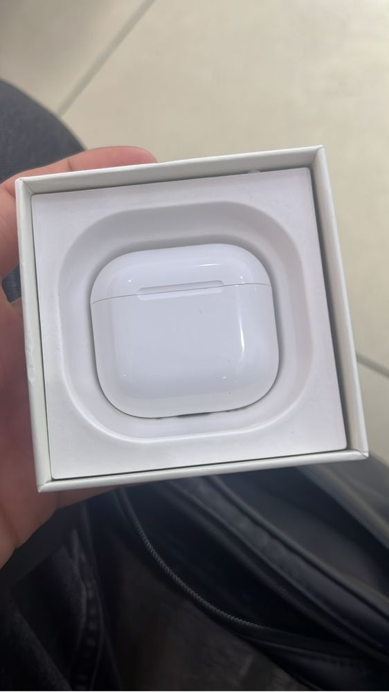 Airpods 4.