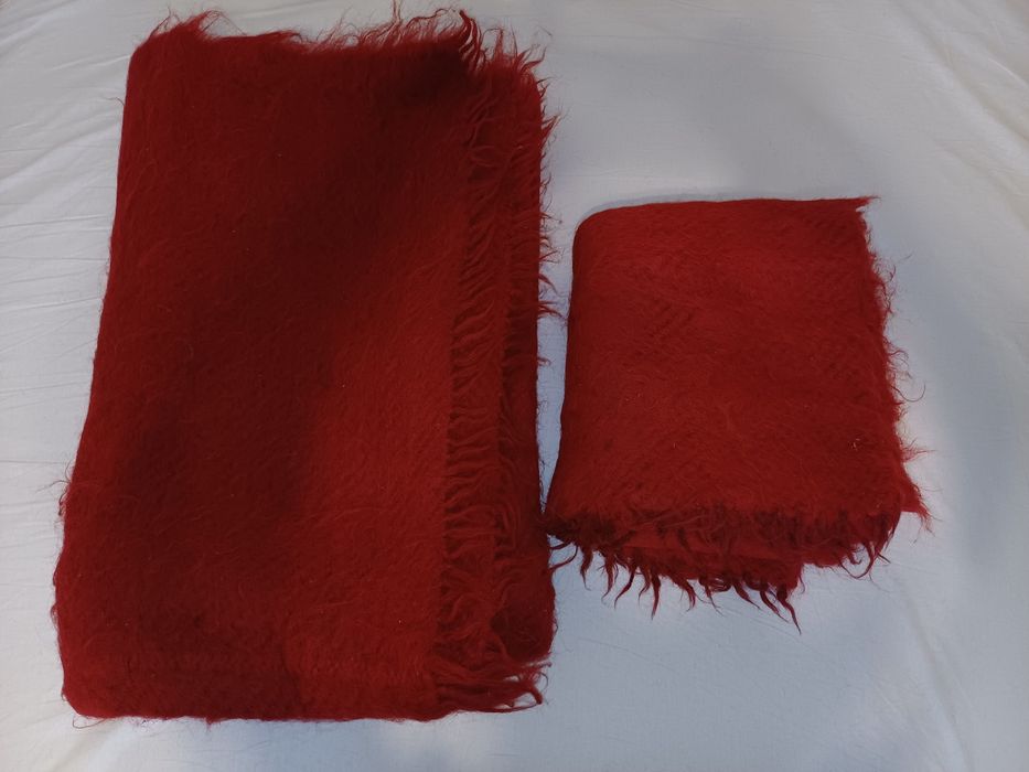 Cerga rosie lana taraneasca 200×140cm plus una 150x60cm
