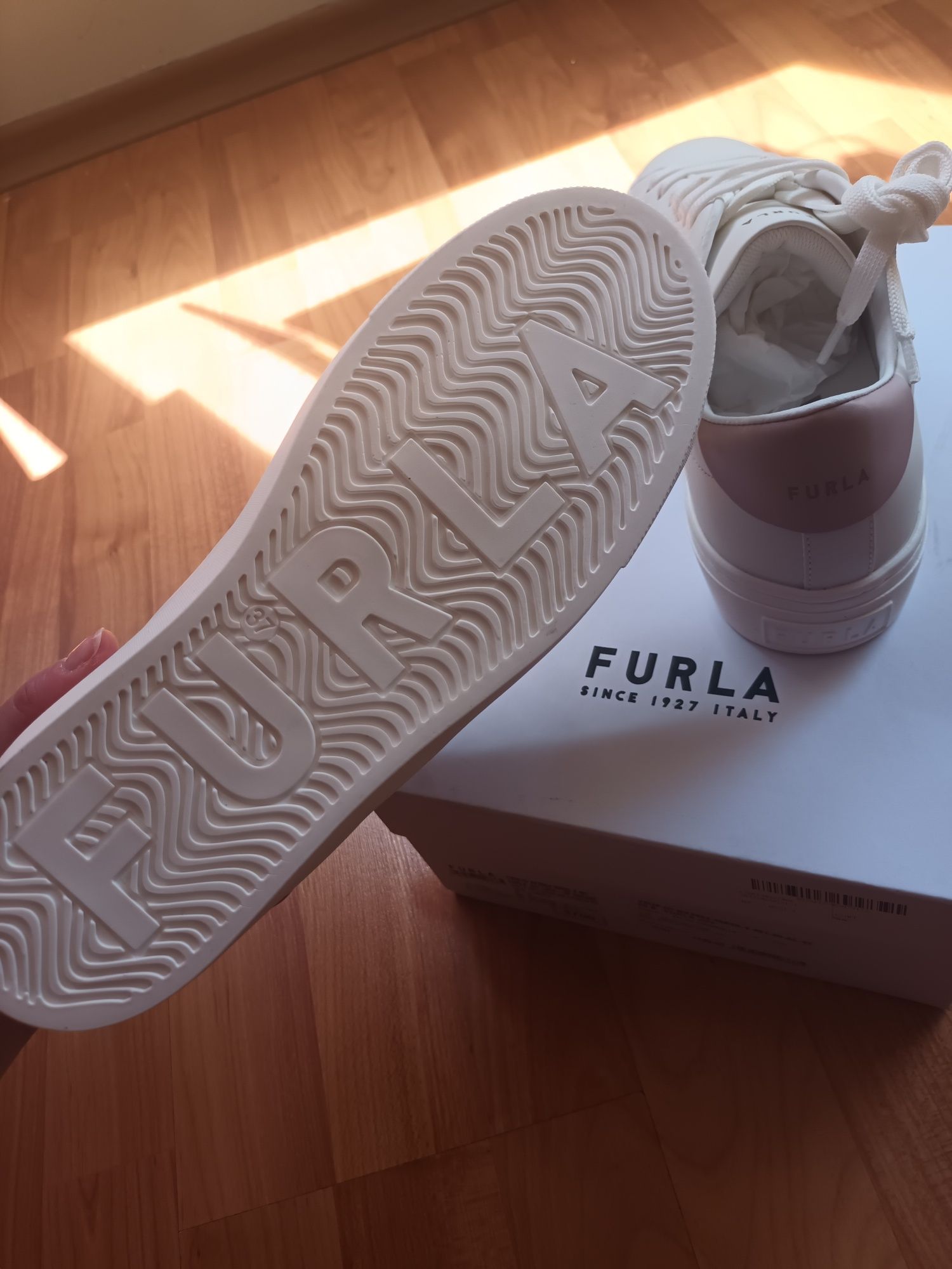 Чисто нови сникърси Furla