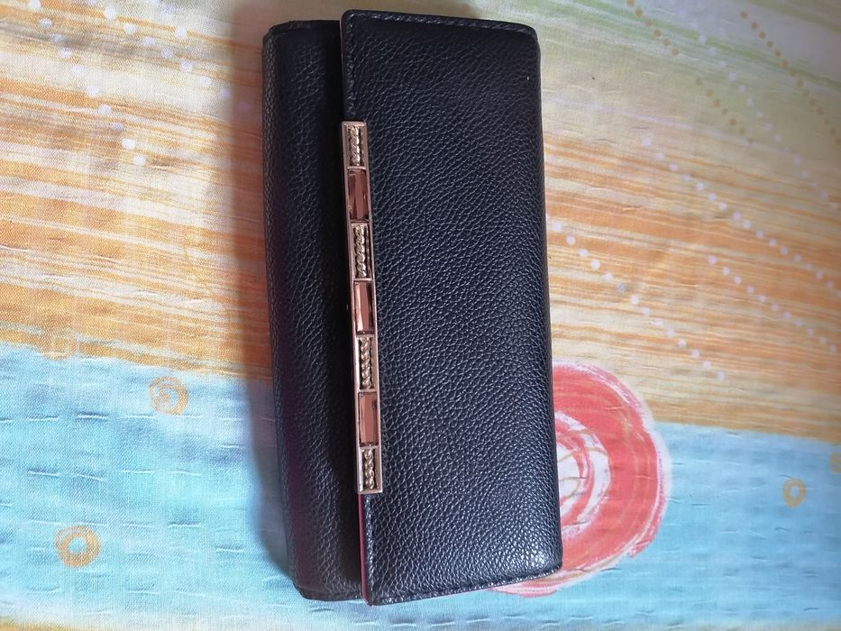 Portmoneu negru cu 4 compartimente