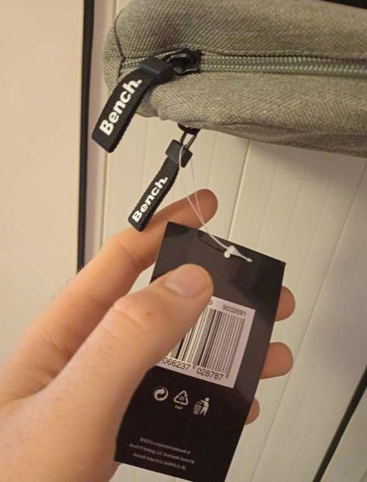 Чисто нова оригинална чантичка Bench