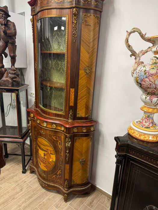 Vitrina deosebita din lemn masiv, cu intarsii si elemente bronz