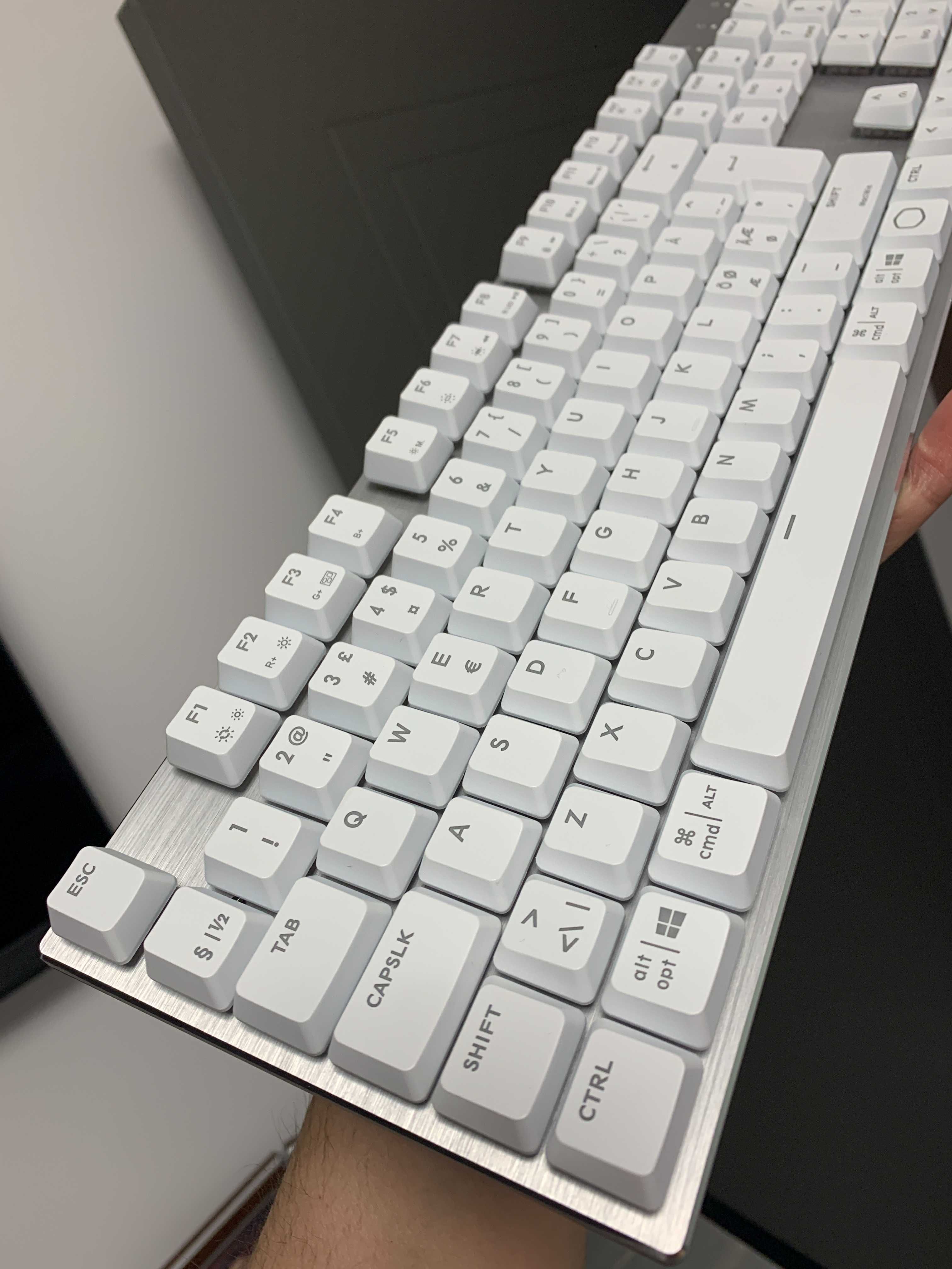 Tastatura mecanica Cooler Master SK652 RGB Alba cu switch rosu liniar