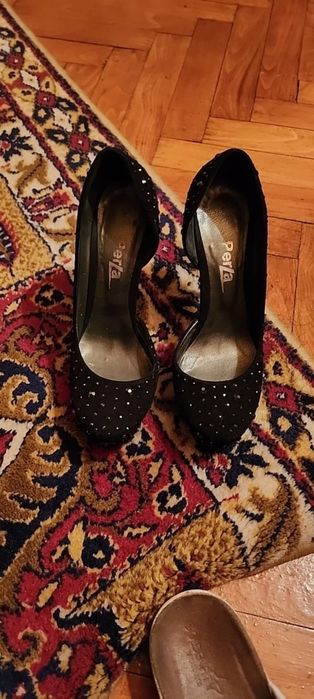 Продавам елегантни дамски обувки Perla с токчета номер 37 черни