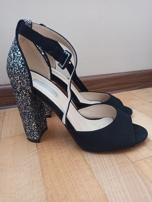 Vând pantofi mărimi 36 și 37