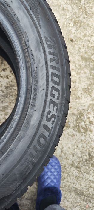 Vând 2 cauciucuri Bridgestone 225 60 R17