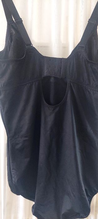 Vând body modelator, negru,elastic, textura deosebita.