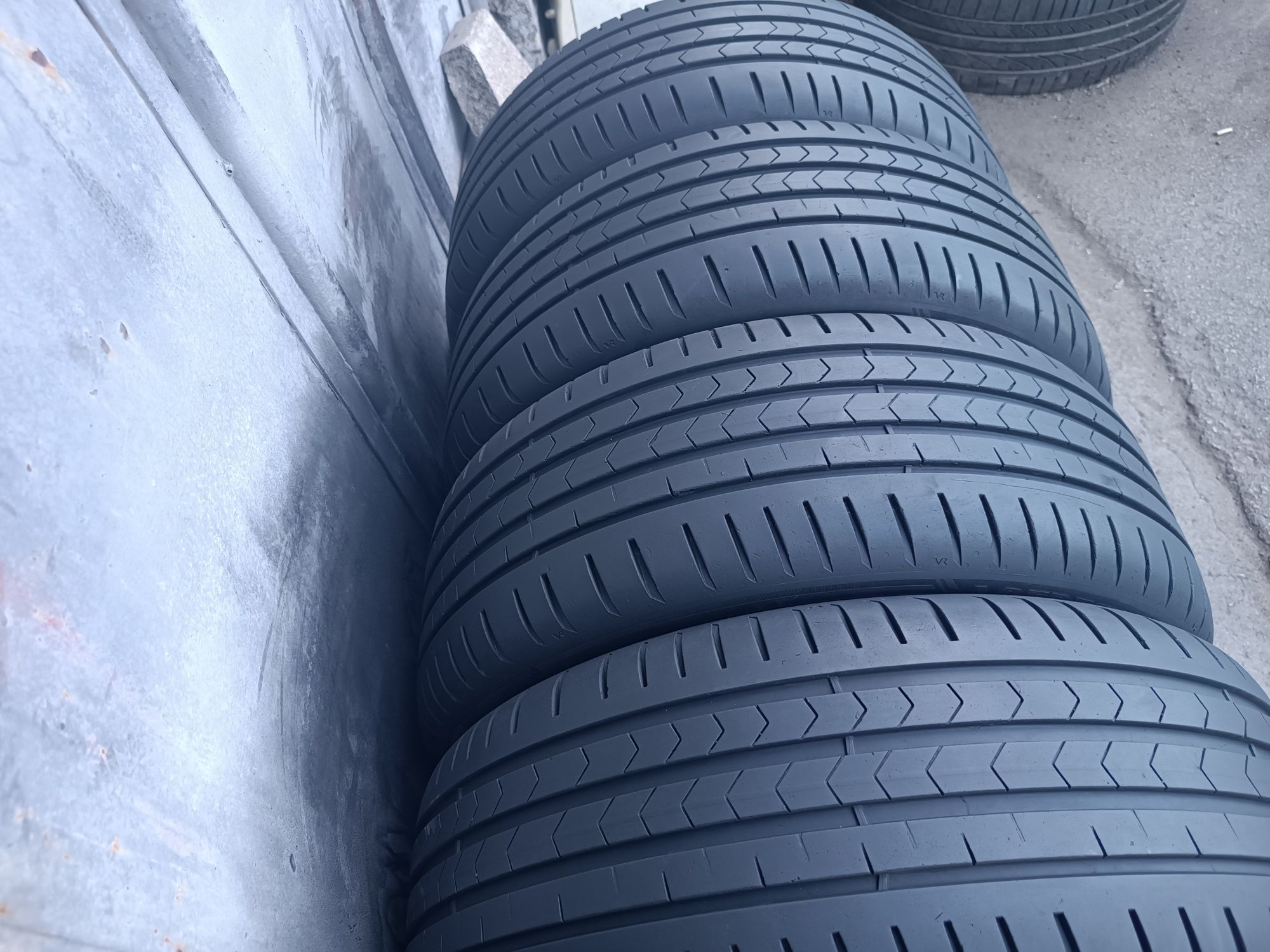 215/45/17 Vredestein