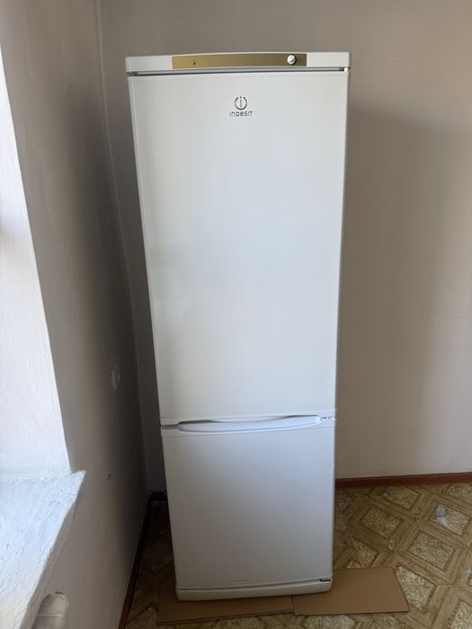 Холодильник indesit