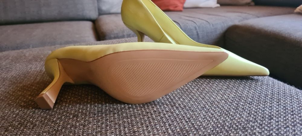 Бледо жълти обувки на ток