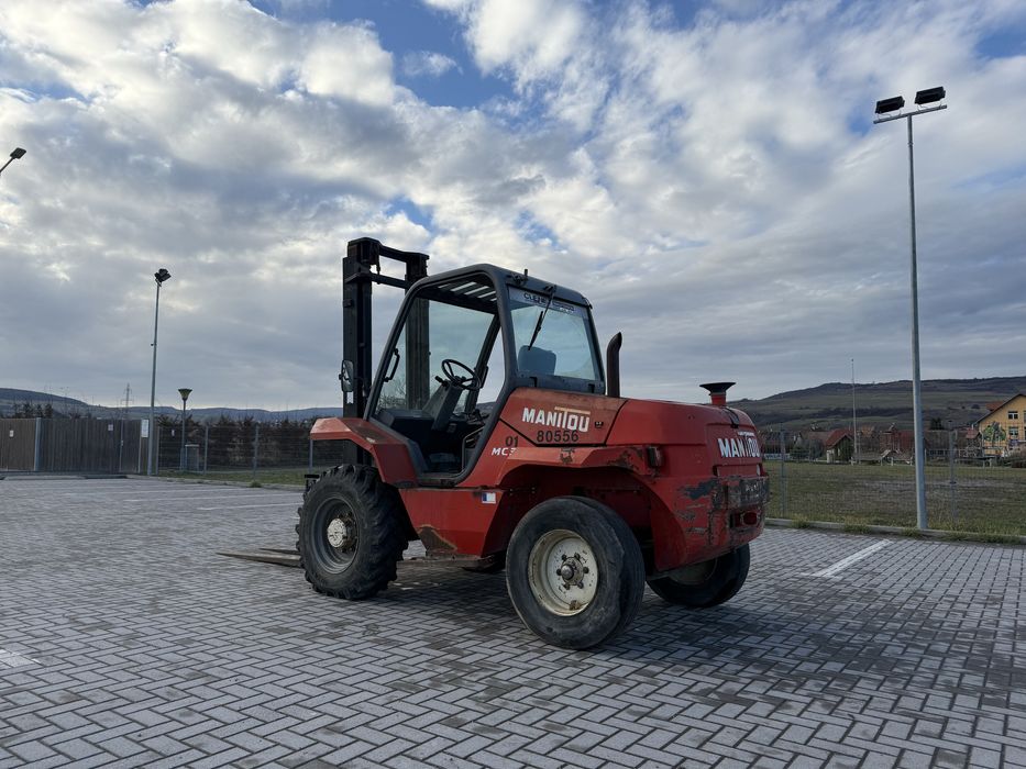 De vanzare sau da inchiriat stivuitor pentru teren accidentat