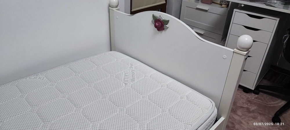 Pat single 90×200 cu saltea Dormeo, somiera si lada (posibil saltea 2)