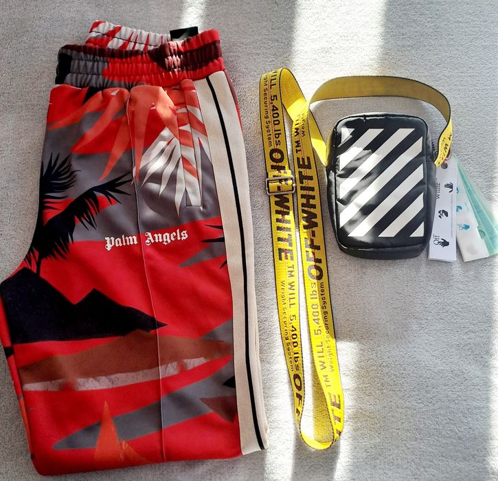 Vând Borsetă off white