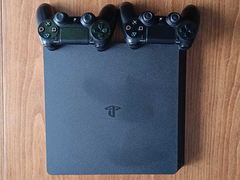 PS4 Slim 500GB с 2 контролера и игри