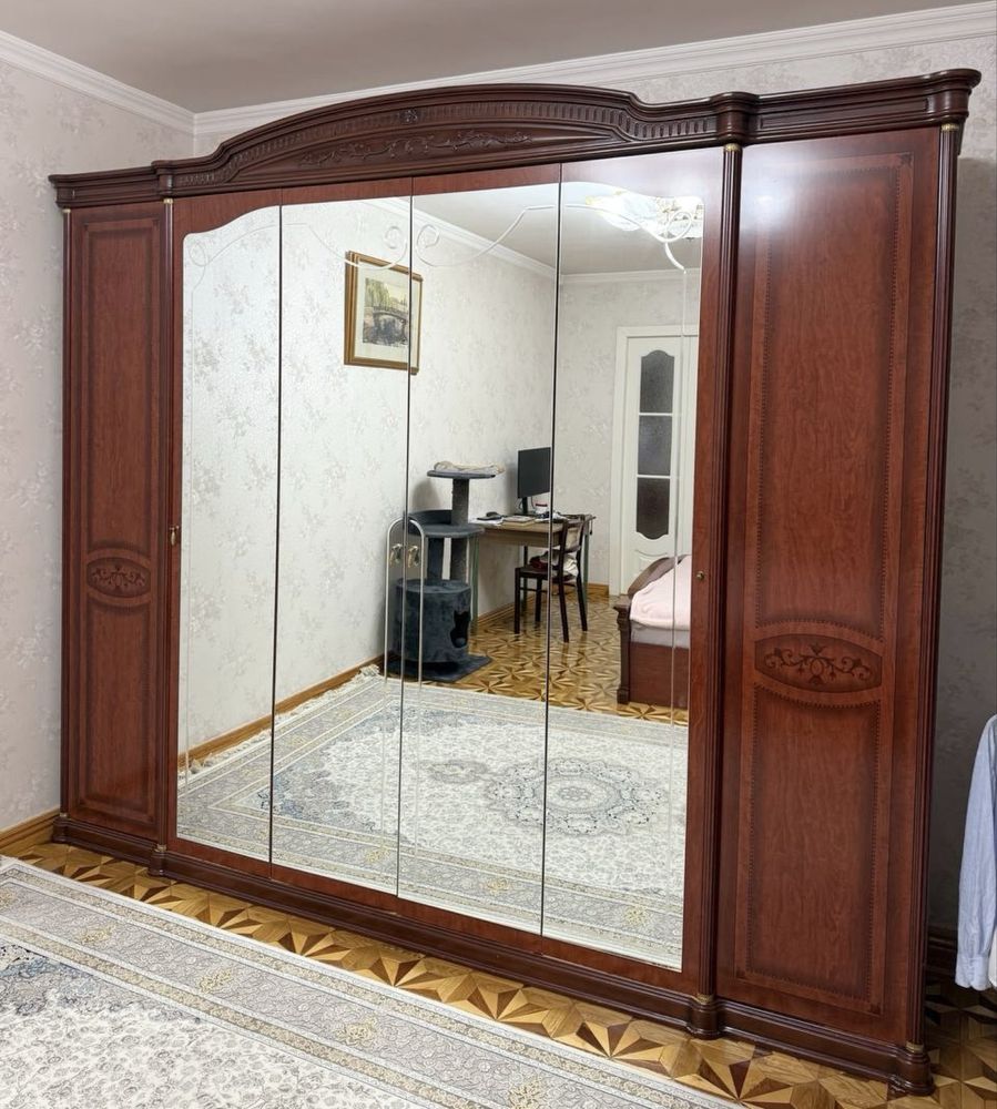 Б/у спальный гарнитур (Италия)