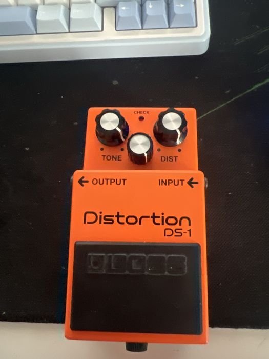 Педаль distortion для электрогитары фирма boss made in malaysia