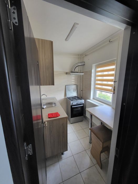 Închiriez garsoniera.