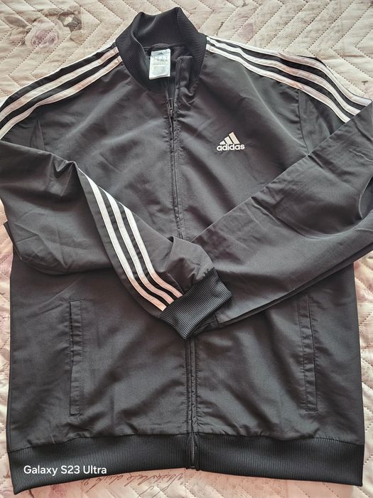 Продавам анцунг адидас
