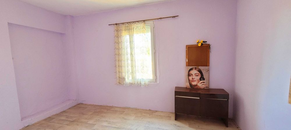 Къща с голям двор, пещ и допълнителни постройки – отлична цена!