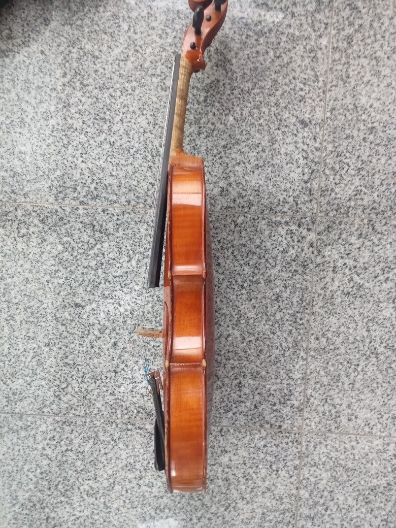 Vând vioară foarte veche fără defecte arată foarte bine