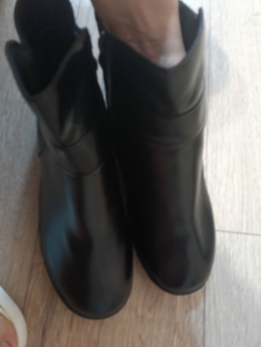 Боти ,изчистени ,елегантни и топли