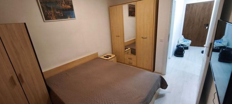 Двустаен апартамент в ж.к. Люлин 10.