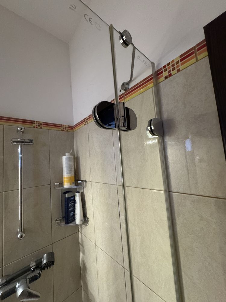 Cabina dus si cadita
