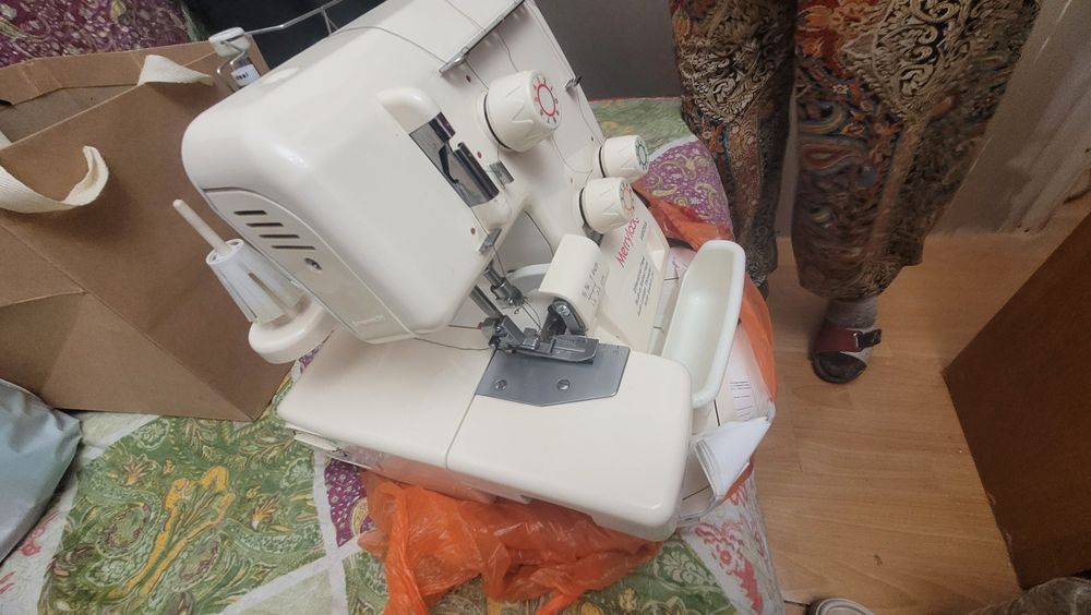 Продам оверлочную машинку