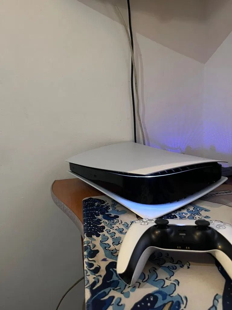 Vând urgent PS5 1t