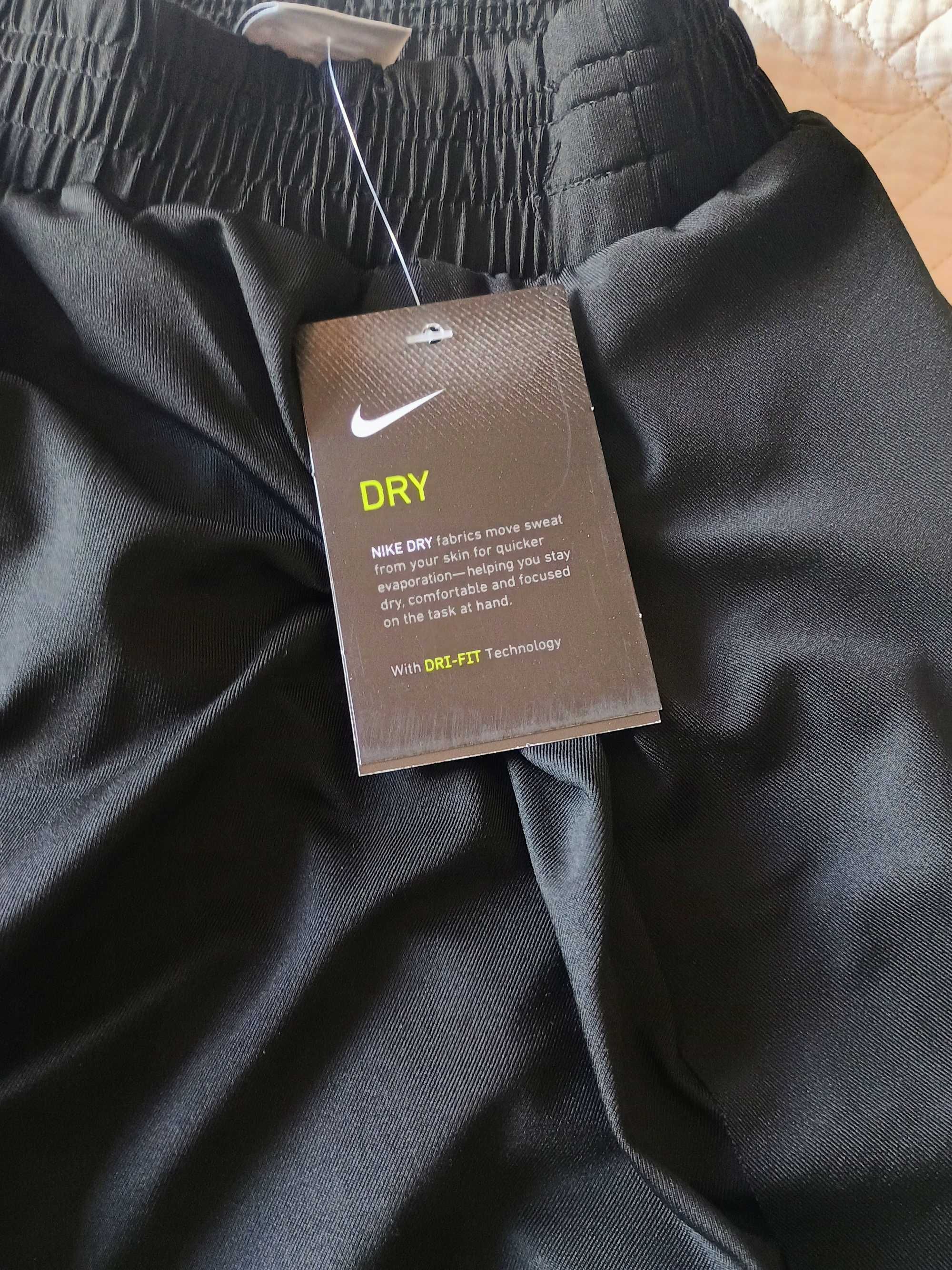 Черна дамска пола панталон Nike