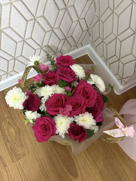 букеты цветы в корзинах в хорошем состояний