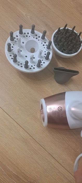 Uscător de păr PhiIips  SenseIQ cu 3 accesorii
BHD827/00
Uscător de p