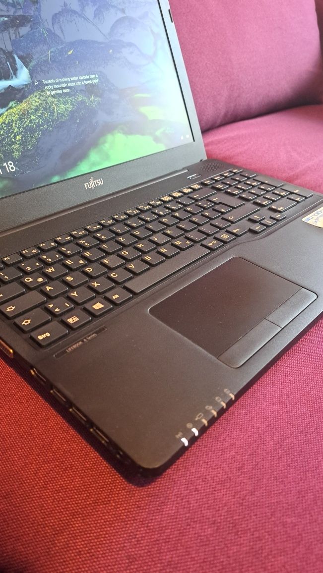 Laptop Fujitsu Lifebook A556 i5 gen.6 SSD 8GB Ram