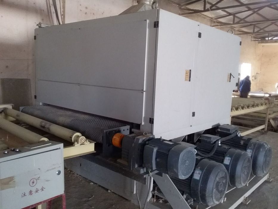 Шлифовально калибровальный станок шириной 1900 мм.