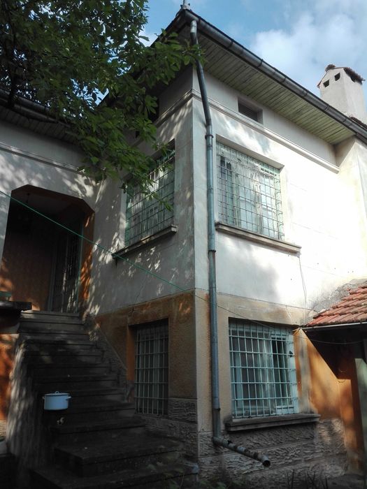 Къща с голям двор