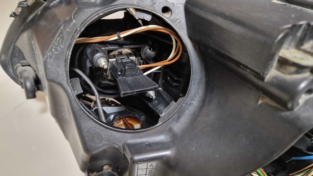 BMW E60 set COMPLET faruri Bi-Xenon NFL Hella far