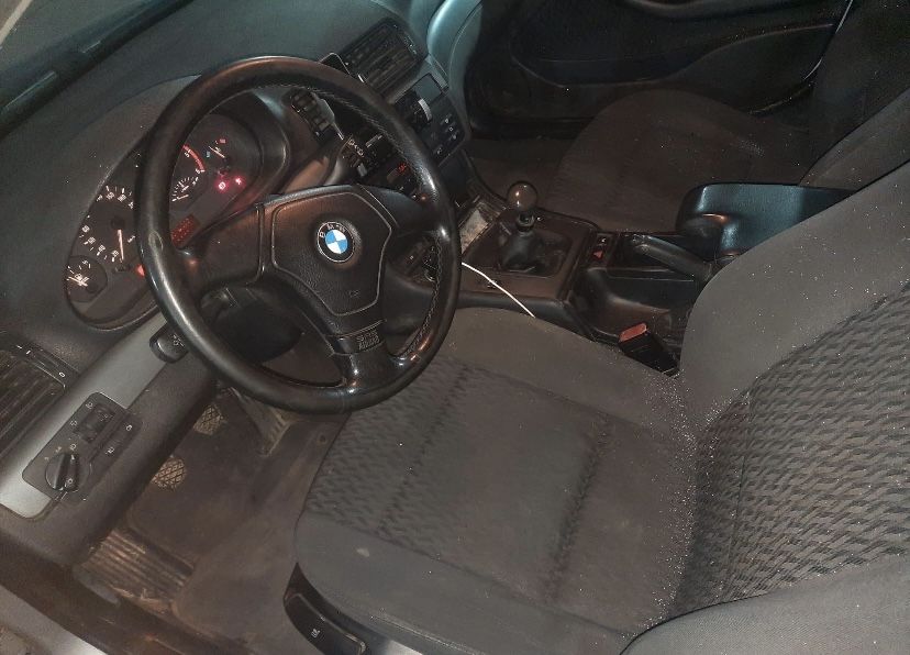 Vand bmw e46 pret 1000€ sau accept variante vand urgent!!!