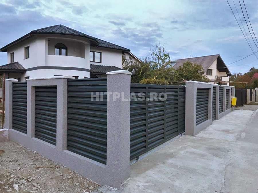 garduri tip jaluzea șipcă metalică si porti din fer forjat