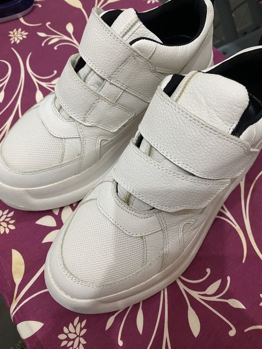 Adidasi albi Vagabond