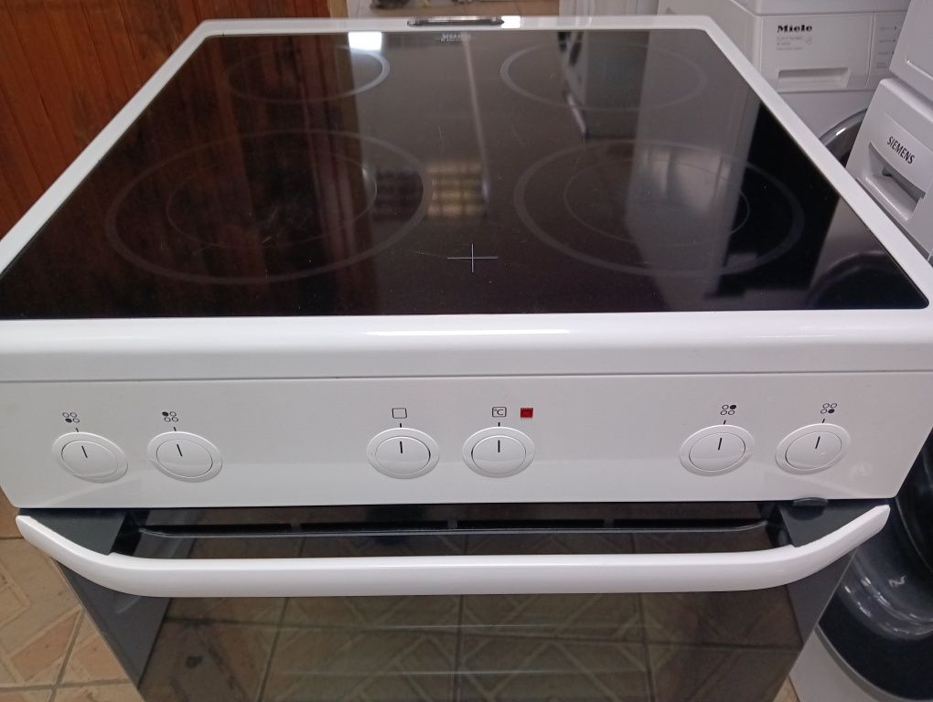 Свободно стояща печка с керамичен VOSS Electrolux с 2 години Гаранция!