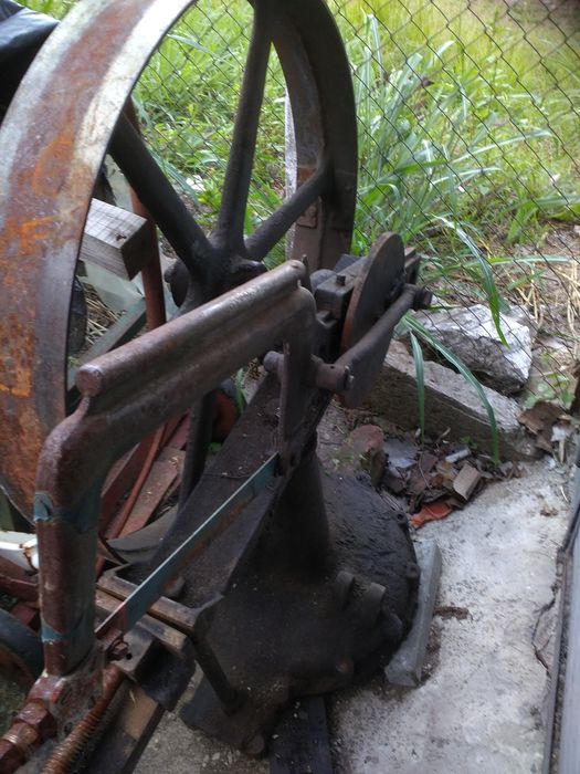 Ножовка за метал в добро състояние без двигател. С резервни ножове